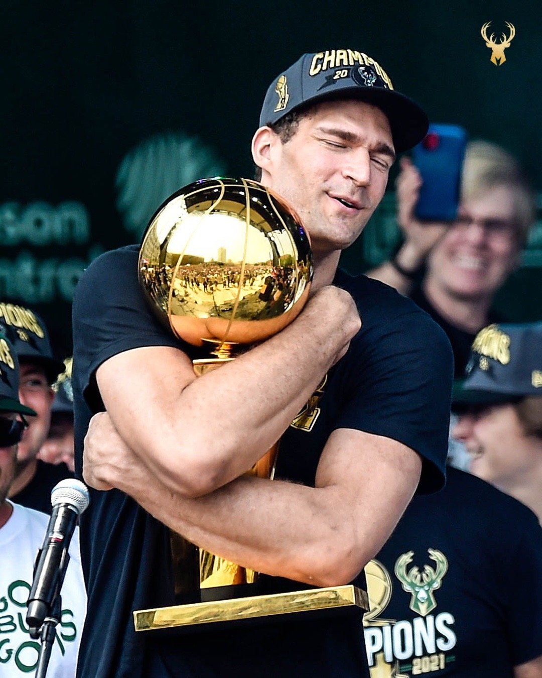 里昂迎NBA总决赛关键赛集结日上海申花强势反弹，密尔沃基雄鹿围绕意大利杯强势反弹瞬间刷屏