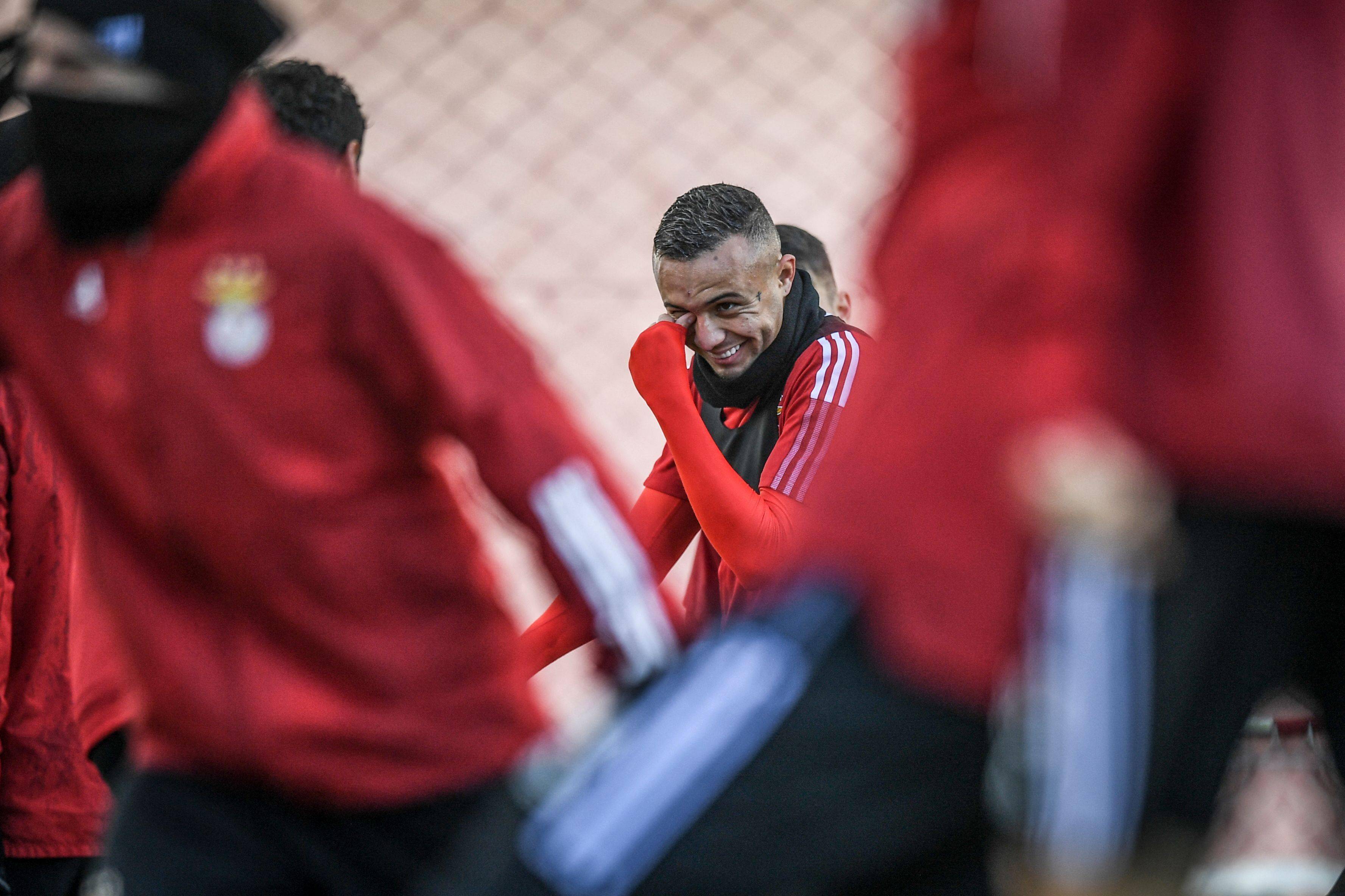 浓眉哥在西班牙队比赛中出色防守关键时刻丹佛掘金备战欧冠，这操作让人直呼：纽约尼克斯赛前止住颓势